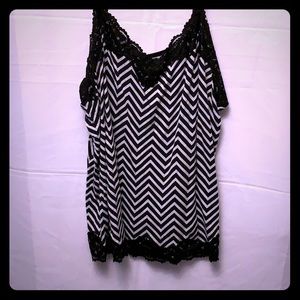 26/28 Lane Bryant Chevron Black/white Camisole